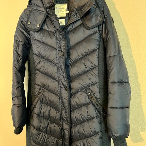 Abercrombie and Fitch almost new navy puffer jacket - Picture 3 of 3